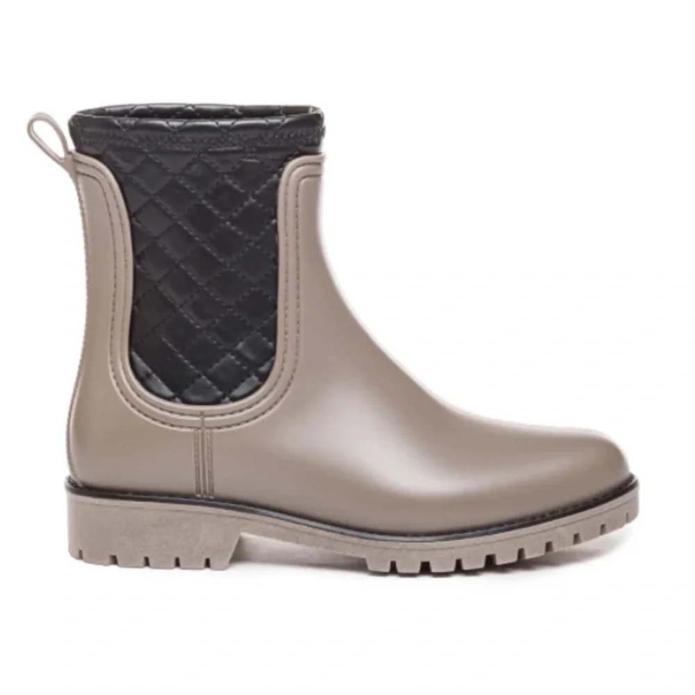 Bernardo Zola taupe color quilted rain boots Made in Brazil Size 7